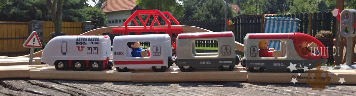 Batterielok von BRIO mit mehreren Waggons