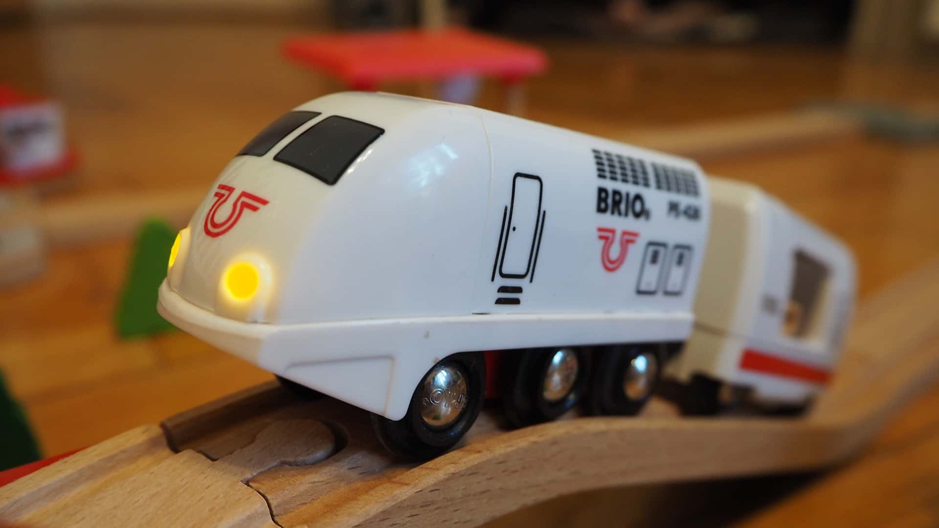 Eine weiße Batterielok für die Holzeisenbahn
