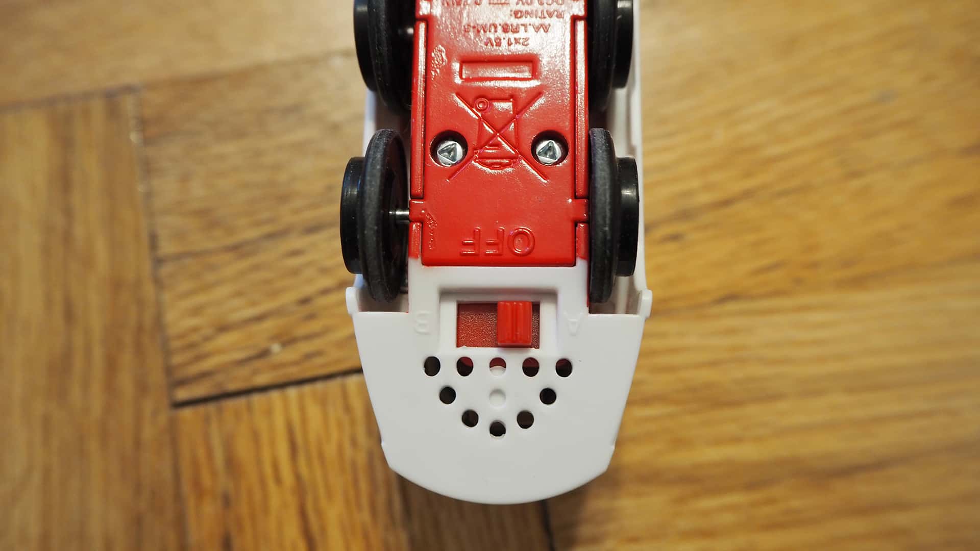Die Unterseite der BRIO Batterielok mit Sound