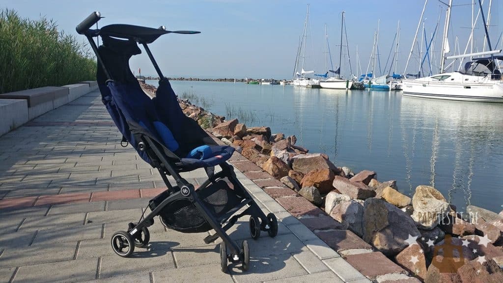 Ein kompakter Buggy (Reisebuggy) am See