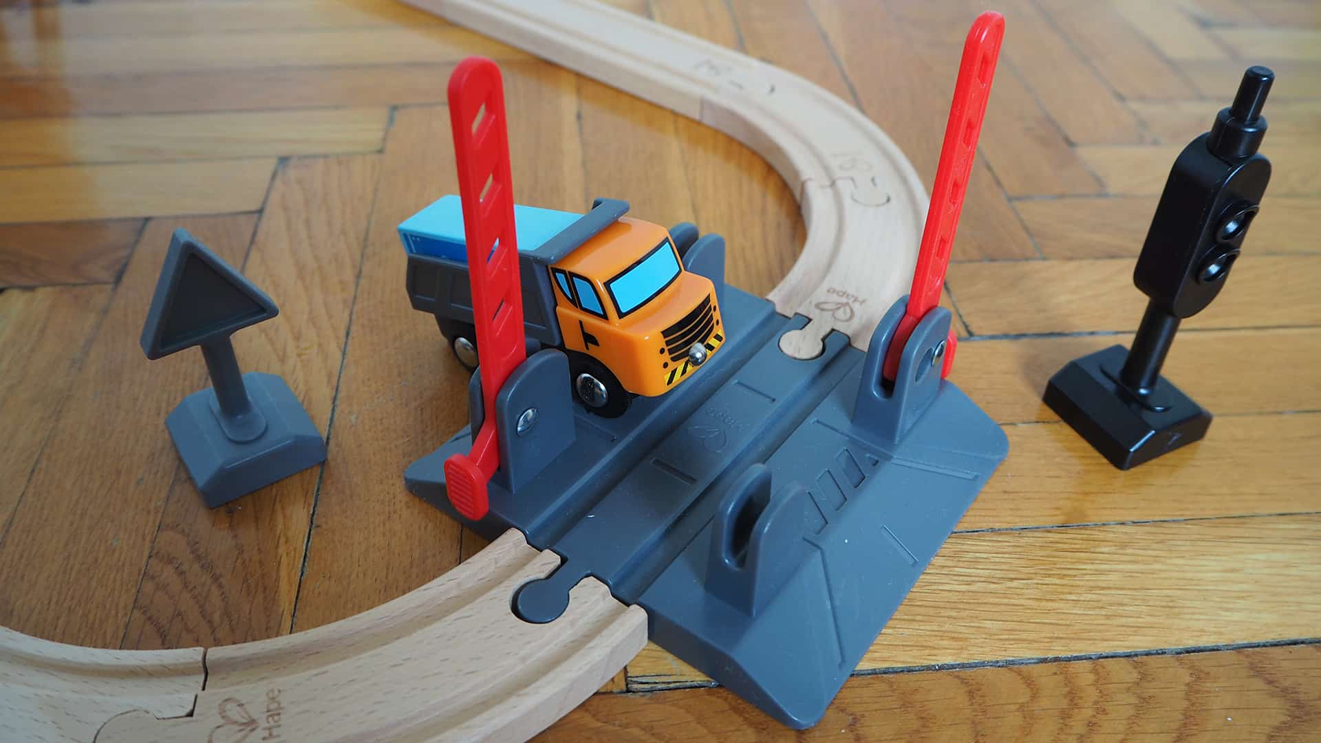 Der Bahnübergang der Hape Holzeisenbahn