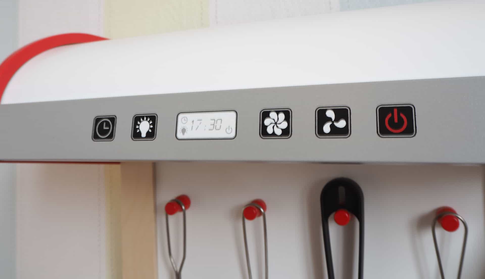 Die Dunstabzugshaube mit Uhr und Knöpfe