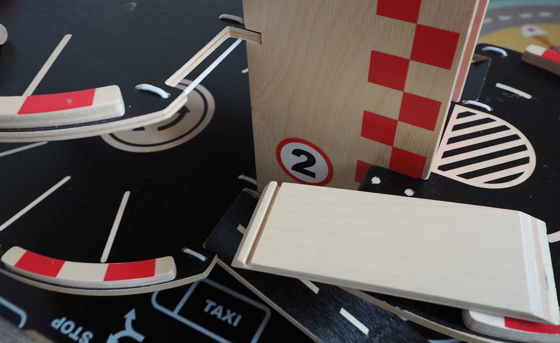 Die lose Rampe vom Hape Kinderspielzeug Parkhaus