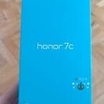 Blaue Verpackung des Honor 7C in der Hand.