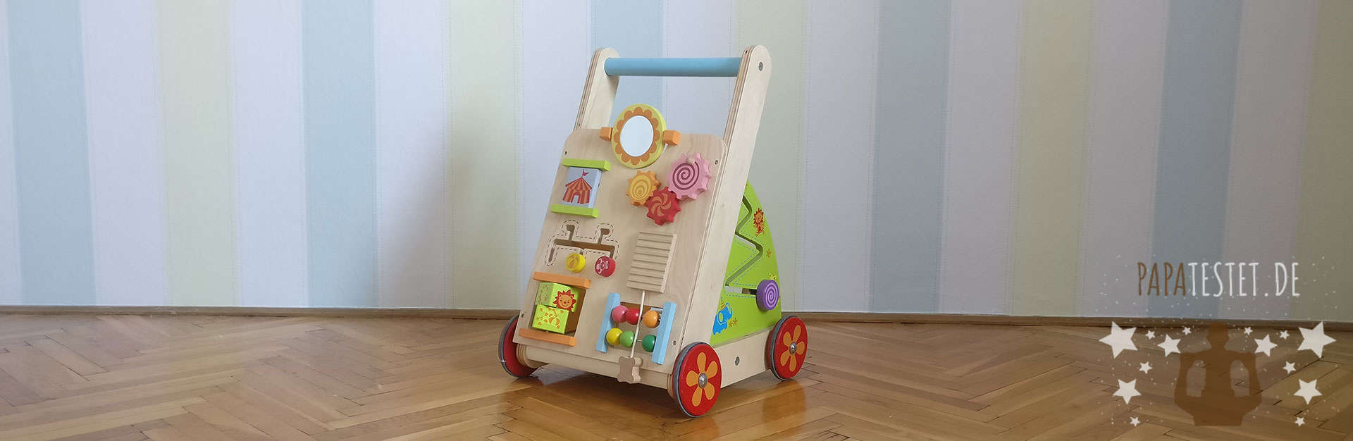 Der I'm Toy Lauflernwagen vor einer Wand im Kinderzimmer