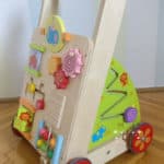 Die rechte Seite des I'm Toy Lauflernwagen