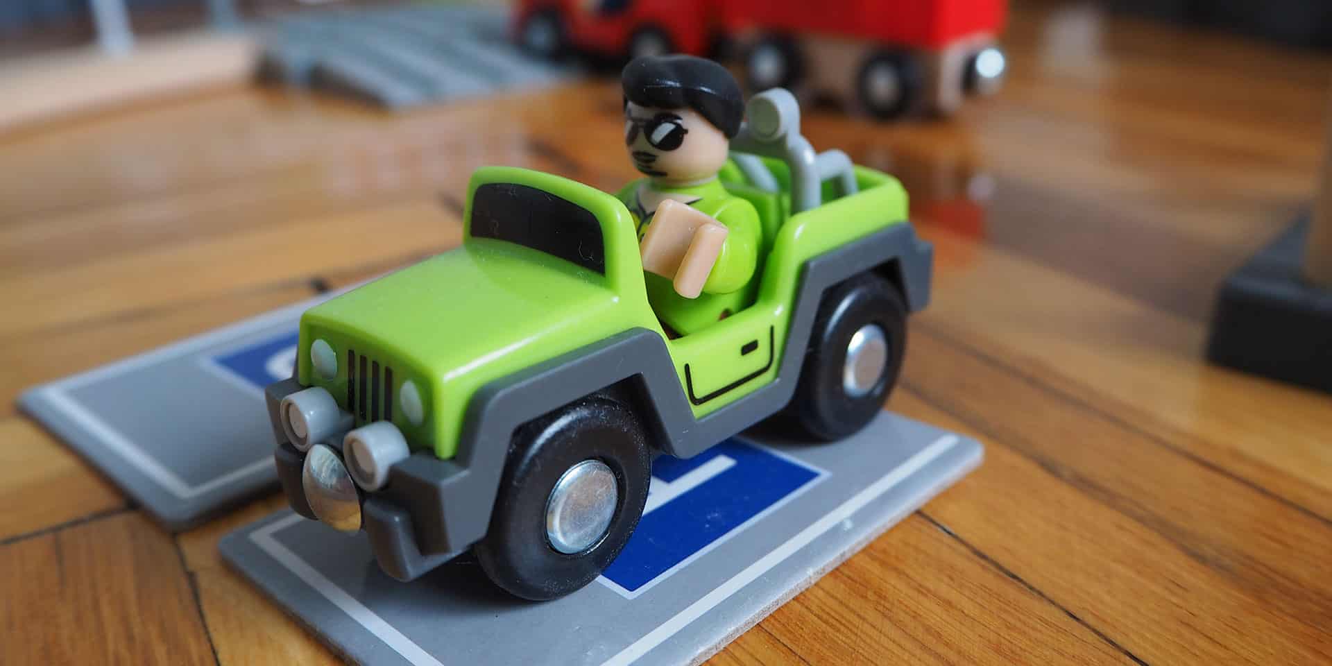 Ein grünes Auto und eine grüne Figur