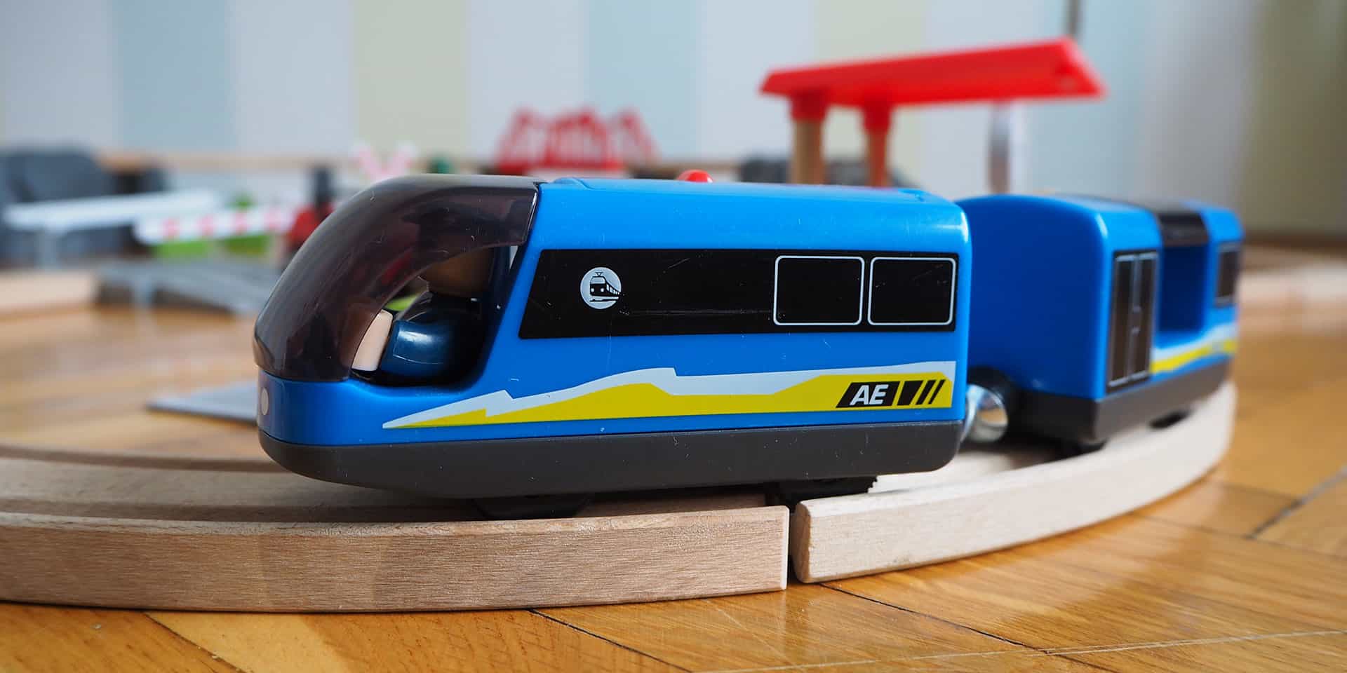 Die blaue Batterielok aus dem PlayTive Junior Eisenbahn-Set